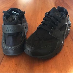 All Black Never Worn Nike Huaraches